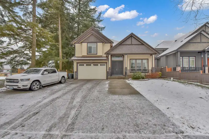 9405 126 STREET - photo 3 of 38