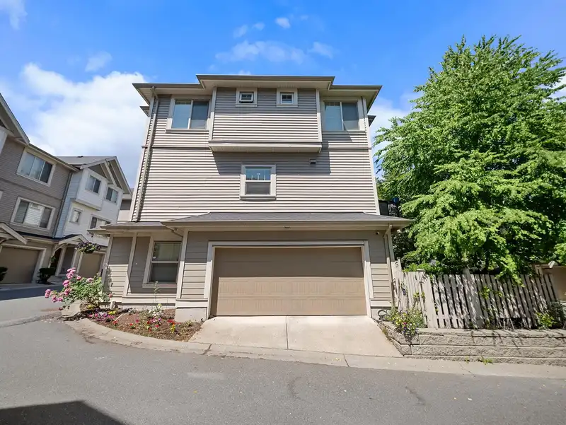 13 19097 64 AVENUE - photo 2 of 17