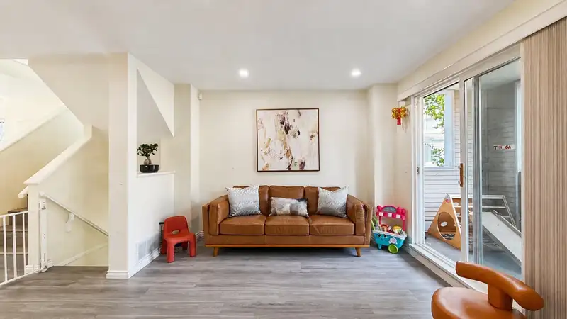 51 7111 LYNNWOOD DRIVE - photo 3 of 33