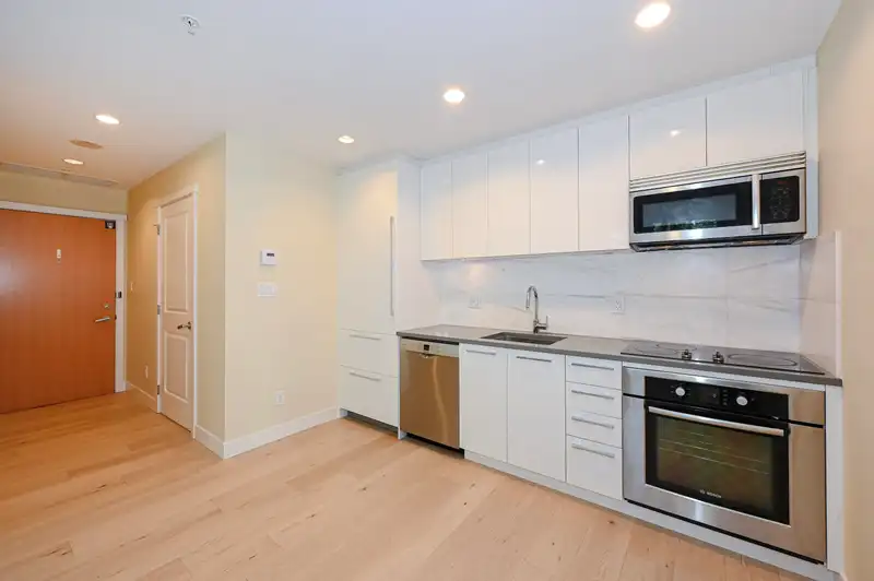 607 5728 BERTON AVENUE - photo 4 of 21