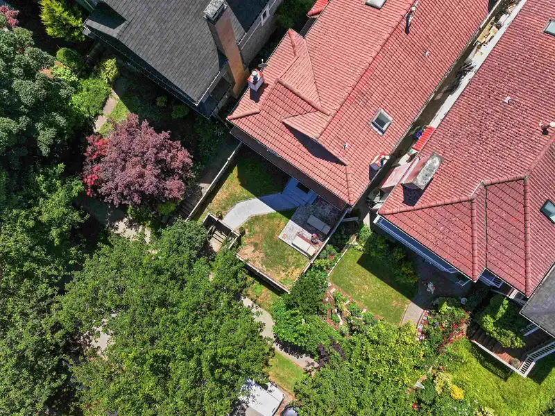 1050 E 10TH AVENUE - photo 3 of 32