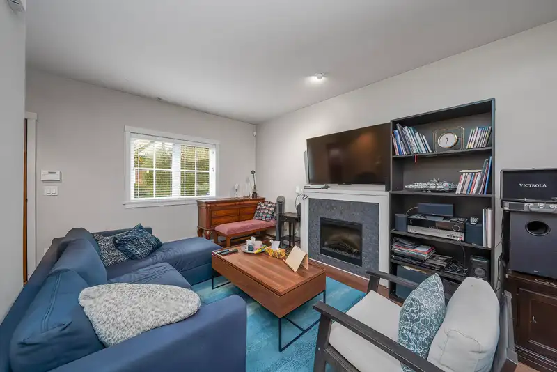 6139 OAK STREET - photo 3 of 33