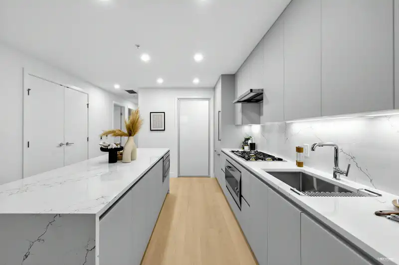 205 1331 MARINE DRIVE - photo 4 of 33