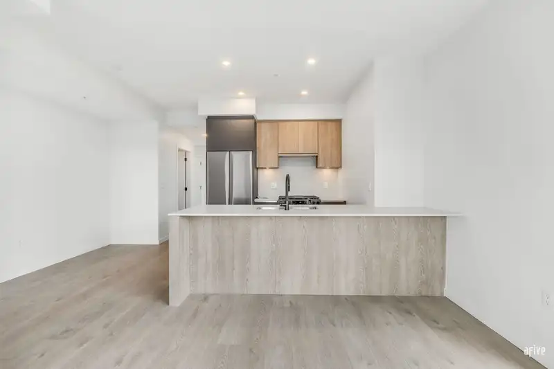 401 6585 195A STREET - photo 2 of 31