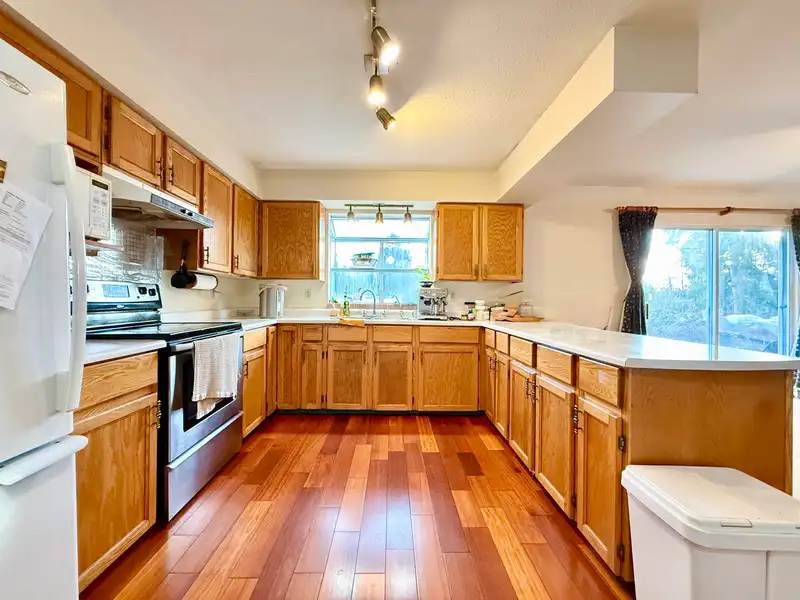 18572 76 AVENUE - photo 1 of 20