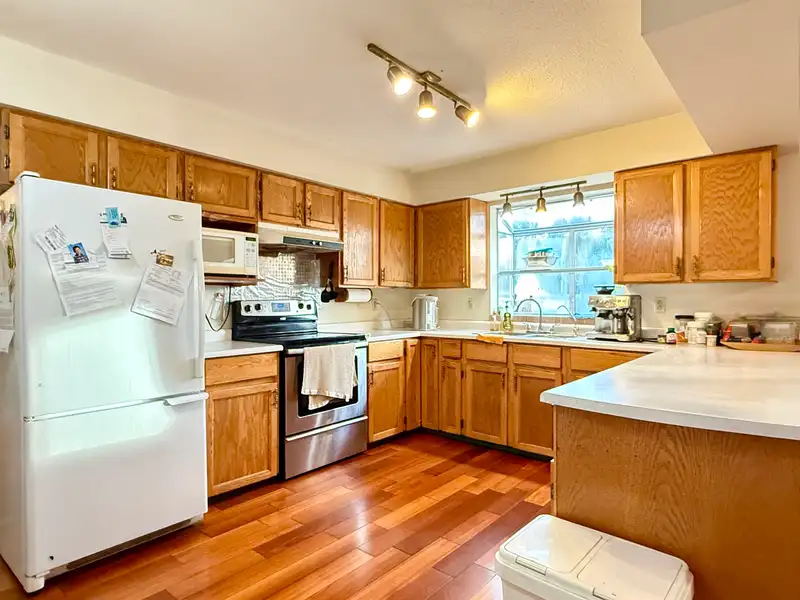 18572 76 AVENUE - photo 2 of 20