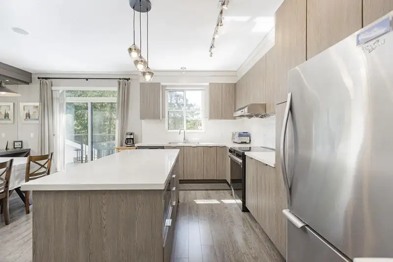 2 10735 84 AVENUE - photo 4 of 24