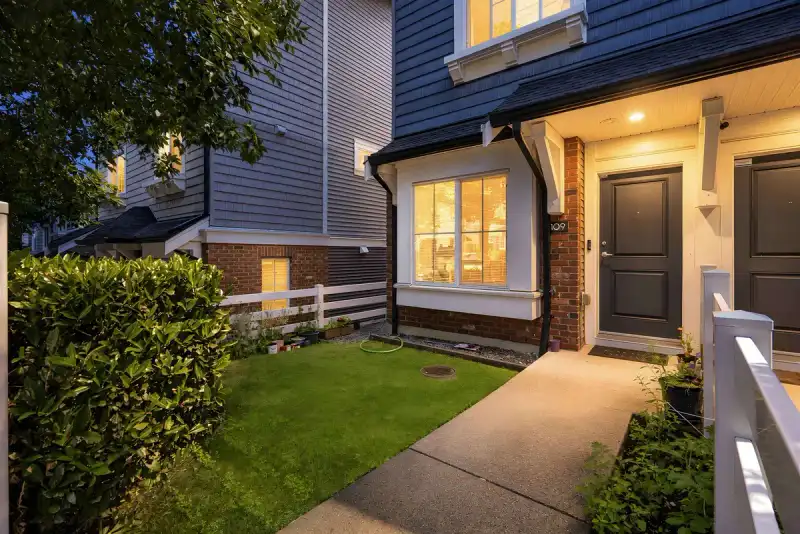 109 14833 61 AVENUE - photo 1 of 36
