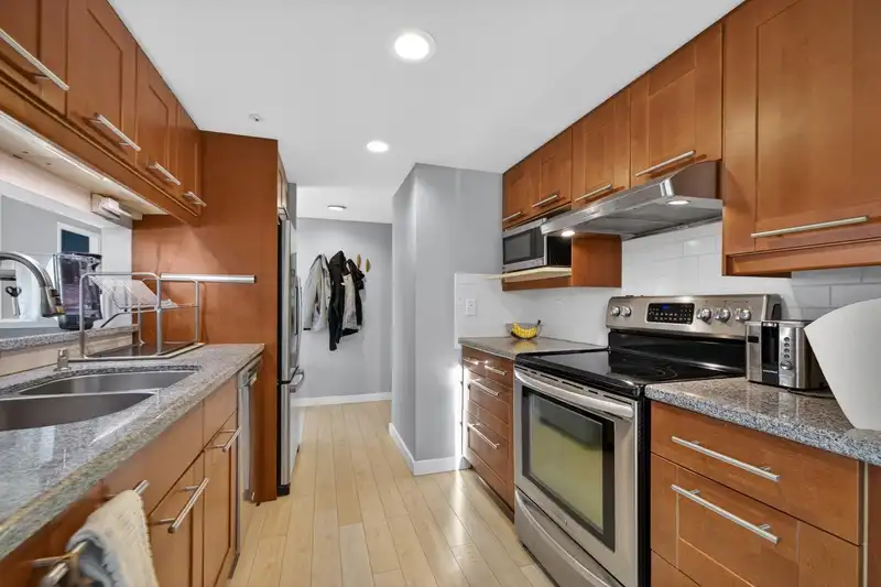 1201 183 KEEFER PLACE - photo 2 of 31