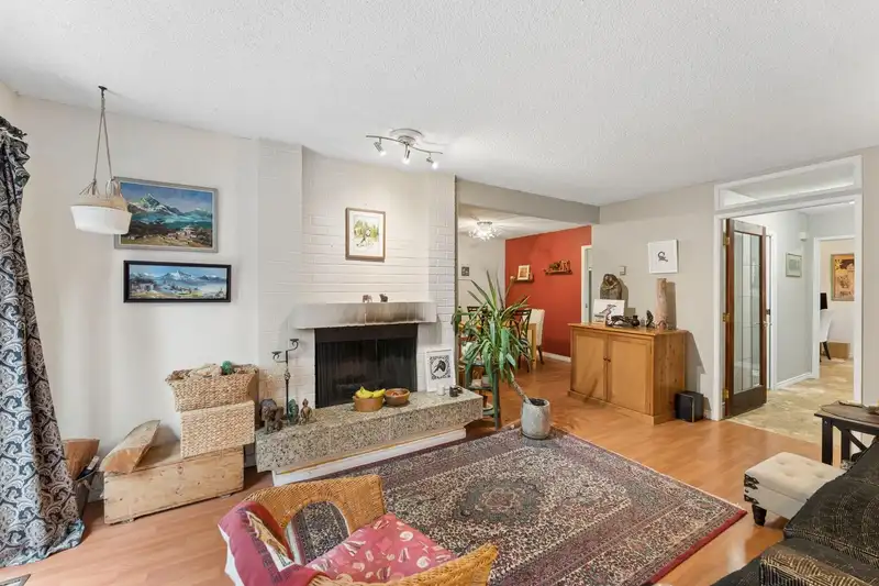 834 HENDECOURT ROAD - photo 4 of 29