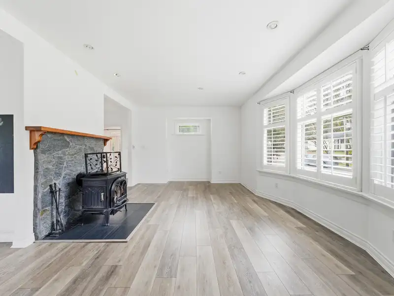 5140 SPERLING AVENUE - photo 3 of 39