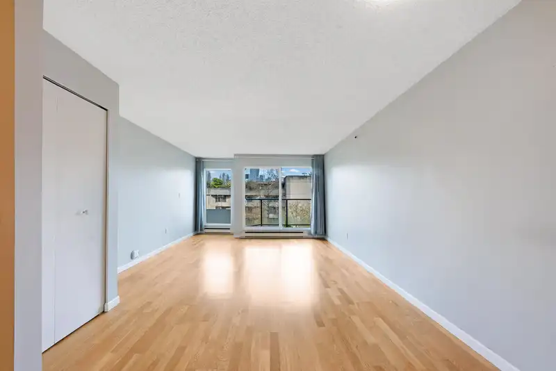 8 1355 W 4TH AVENUE - photo 4 of 22
