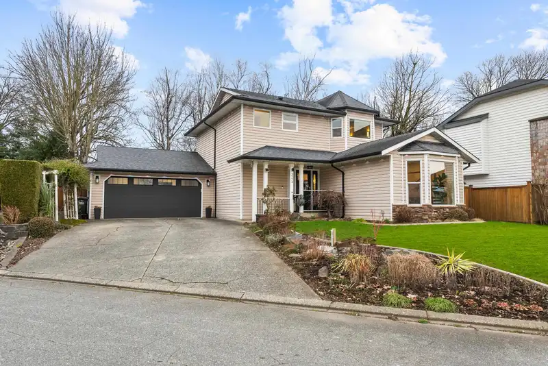3774 QUALICUM CLOSE - photo 2 of 40