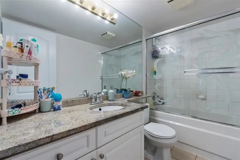 212 15130 108 AVENUE - photo 2 of 23