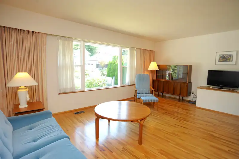 12754 15 AVENUE - photo 4 of 35