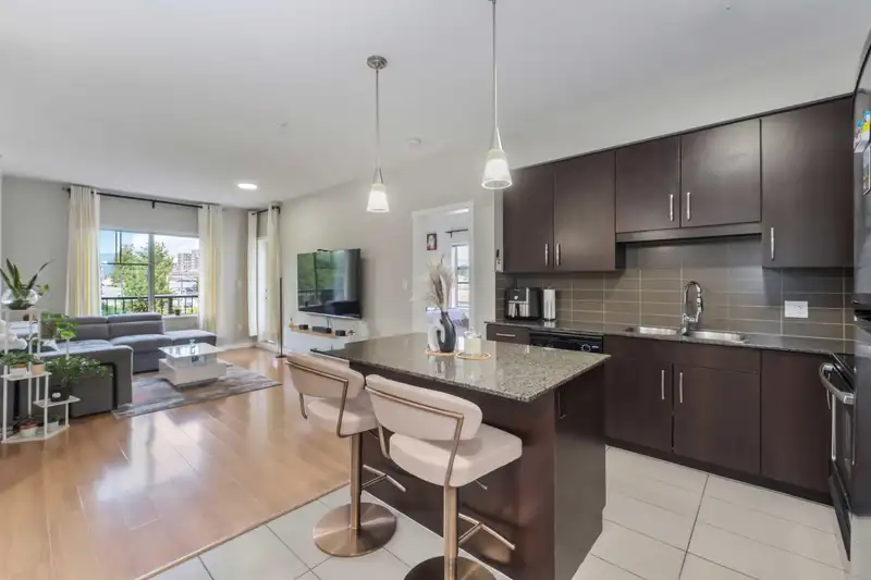 404 22290 NORTH AVENUE - photo 1 of 29