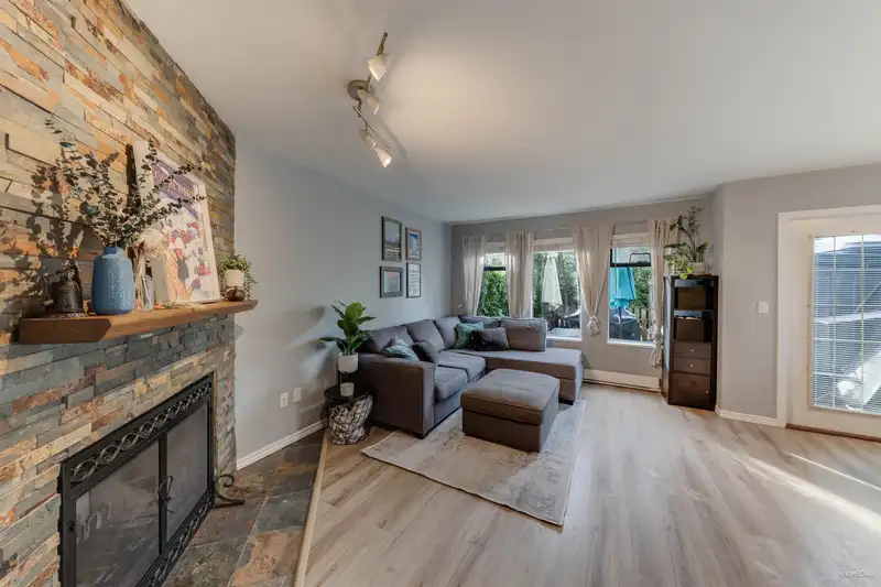 49 98 BEGIN STREET - photo 4 of 30