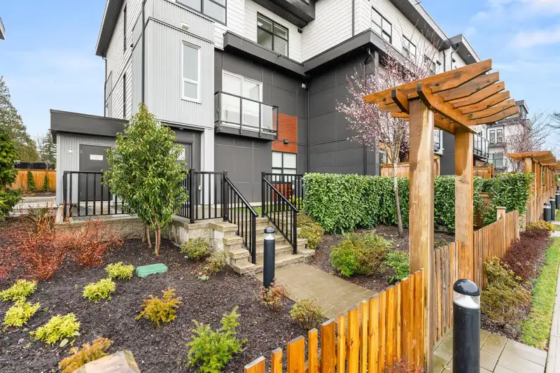 14 20335 70A AVENUE - photo 1 of 40