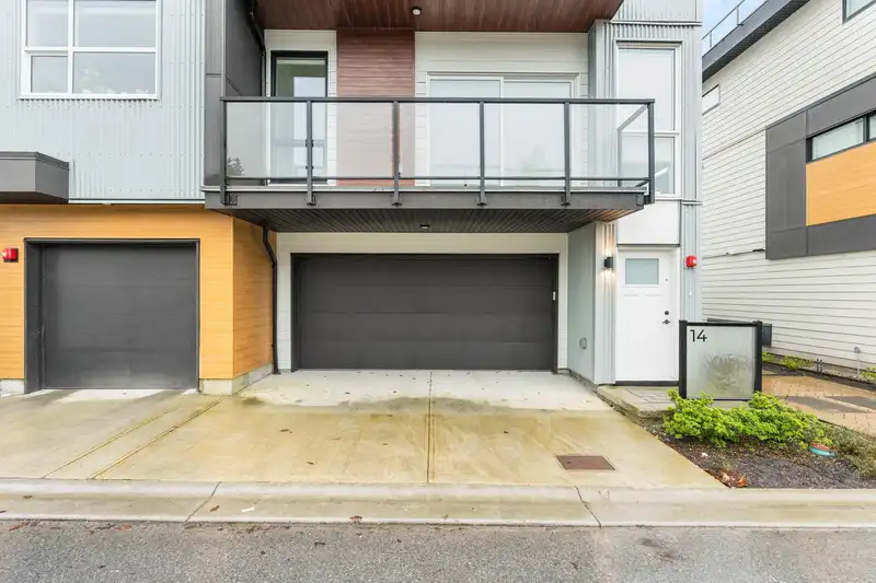 14 20335 70A AVENUE - photo 2 of 40