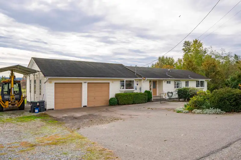 7256 SMITH CRESCENT - photo 1 of 40