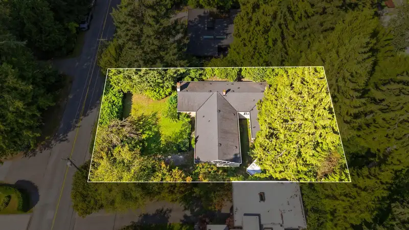 355 MATHERS AVENUE - photo 4 of 40