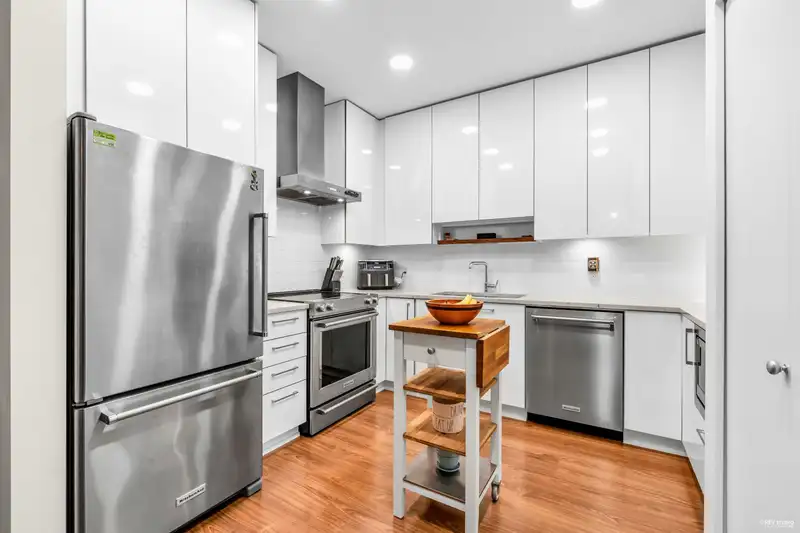 201 5460 BROADWAY - photo 3 of 27