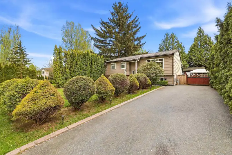 26744 33 AVENUE - photo 3 of 31