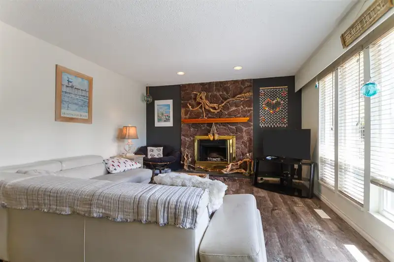 1391 ORIOLE AVENUE - photo 3 of 30