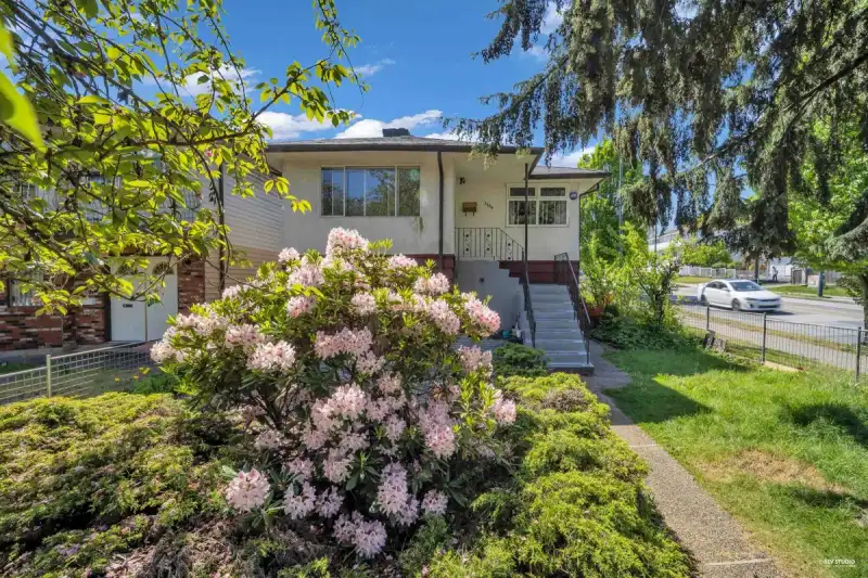 3006 E 27TH AVENUE - photo 1 of 23