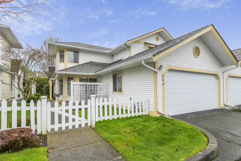 35 21138 88 AVENUE - photo 2 of 40