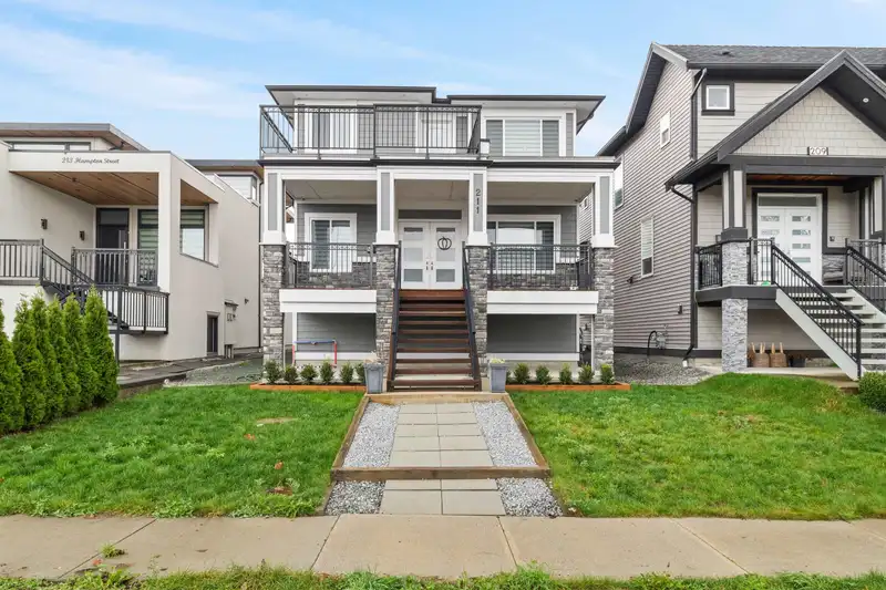 211 HAMPTON STREET - photo 1 of 21
