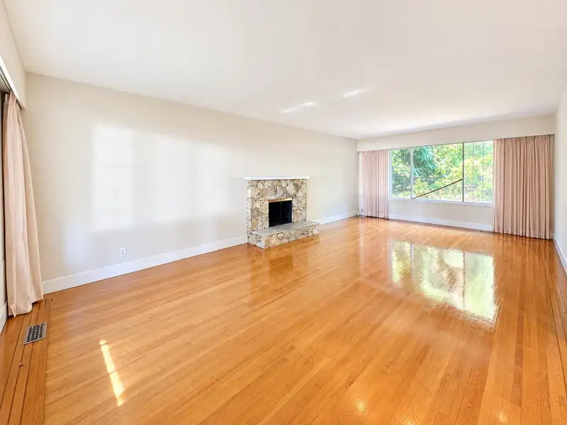 12501 53 AVENUE - photo 4 of 28