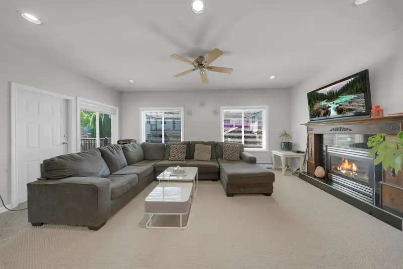 17460 64A AVENUE - photo 3 of 31