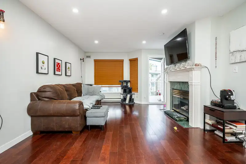 303 15140 108 AVENUE - photo 4 of 8