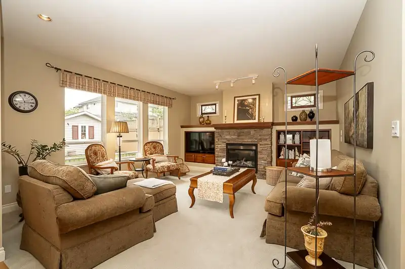 14690 73 AVENUE - photo 4 of 37