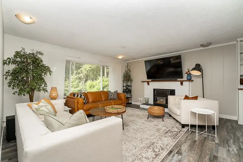 20327 44 AVENUE - photo 4 of 38