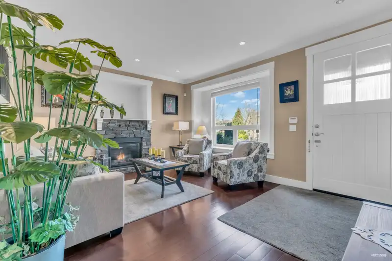 16238 25 AVENUE - photo 4 of 38