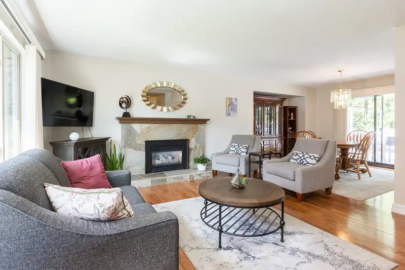 20249 44 AVENUE - photo 4 of 39