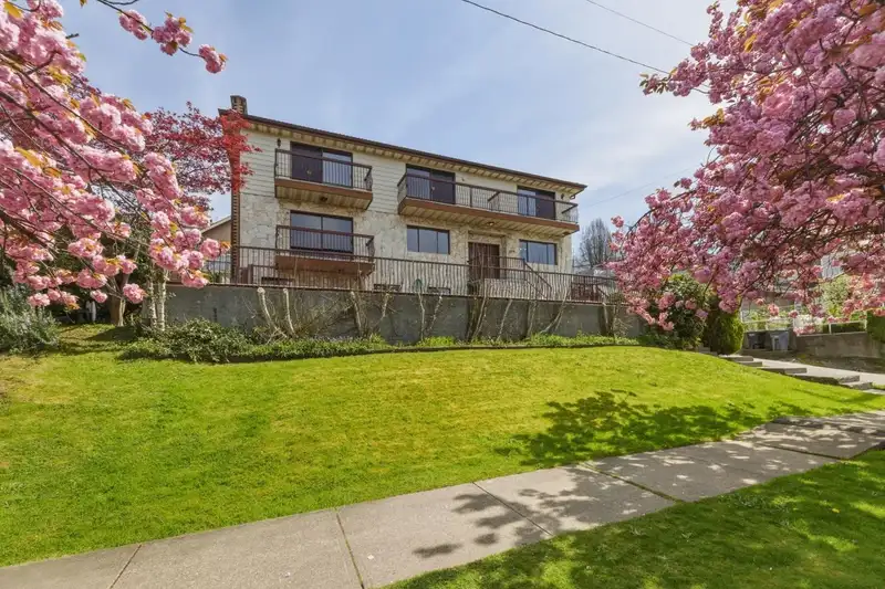 370 N KOOTENAY STREET - photo 1 of 38