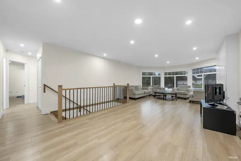 14306 77A AVENUE - photo 4 of 34