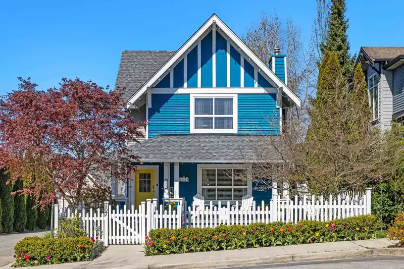 107 STAR CRESCENT - photo 2 of 40