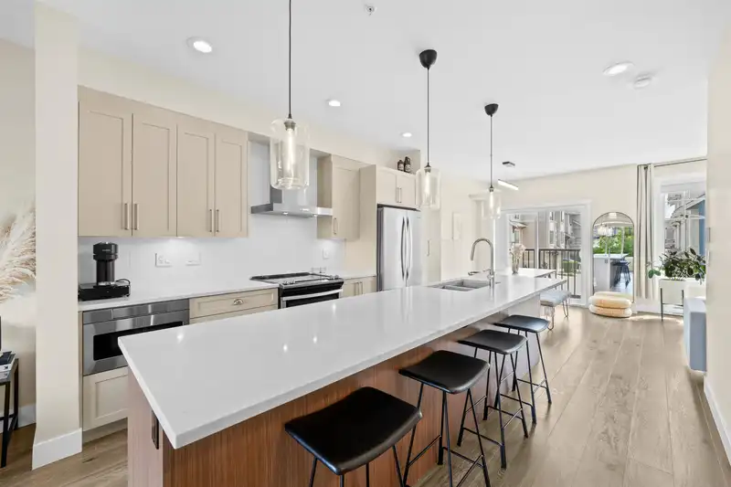 61 20498 82 AVENUE - photo 2 of 39