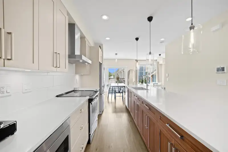 61 20498 82 AVENUE - photo 4 of 39