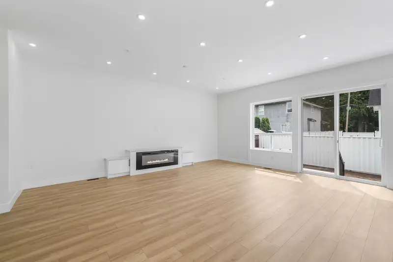 19098 DOERKSEN DRIVE - photo 4 of 37