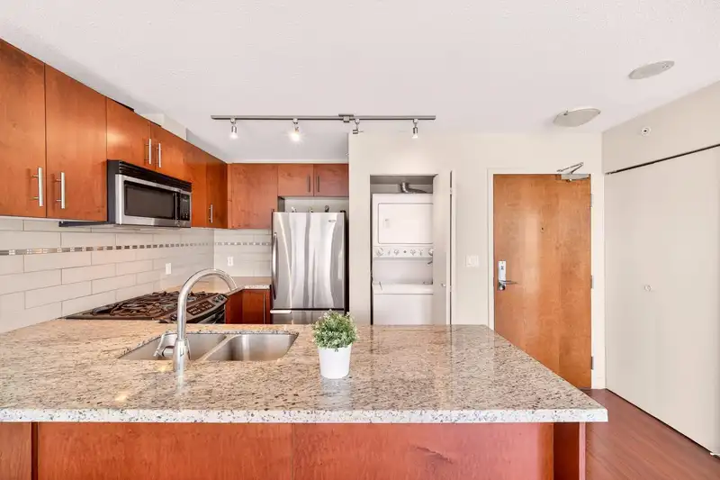 606 8280 LANSDOWNE ROAD - photo 4 of 37