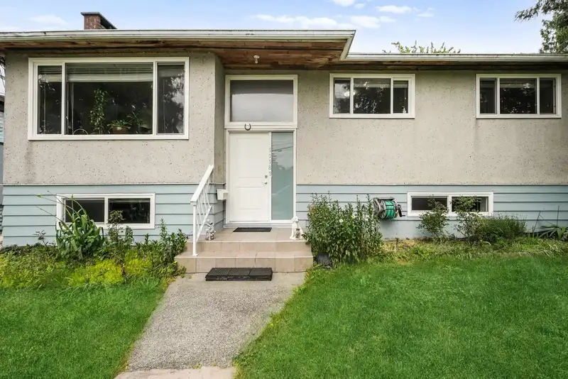 11181 90 AVENUE - photo 2 of 33
