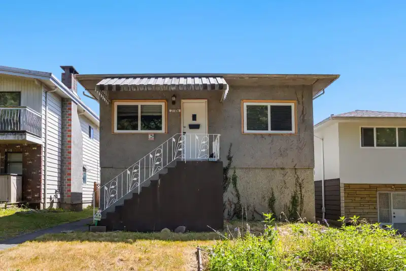 3186 E 28TH AVENUE - photo 1 of 39