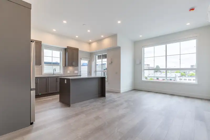 511 22348 NORTH AVENUE - photo 1 of 26