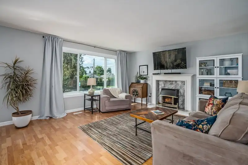 33561 7 AVENUE - photo 3 of 38