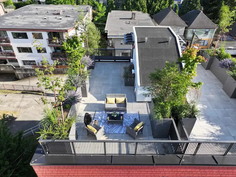 122 1552 E 3RD AVENUE - photo 1 of 40